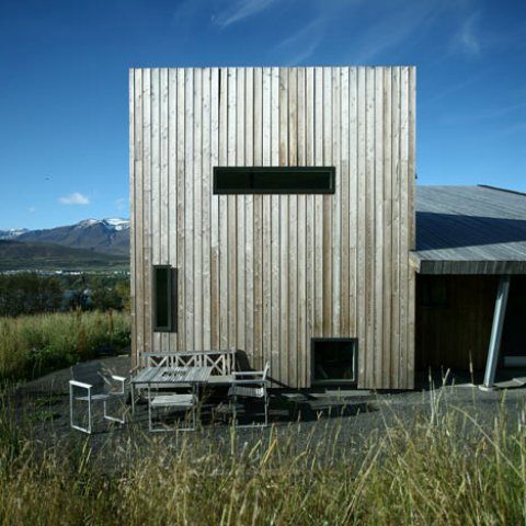 Μία γεωμετρική Villa μεταξύ βουνού και θάλασσας