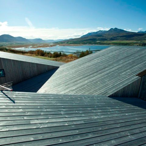 Μία γεωμετρική Villa μεταξύ βουνού και θάλασσας