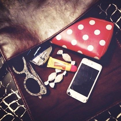 Δείτε τι κουβαλάει μέσα στην τσάντα της η κόρη της Madonna