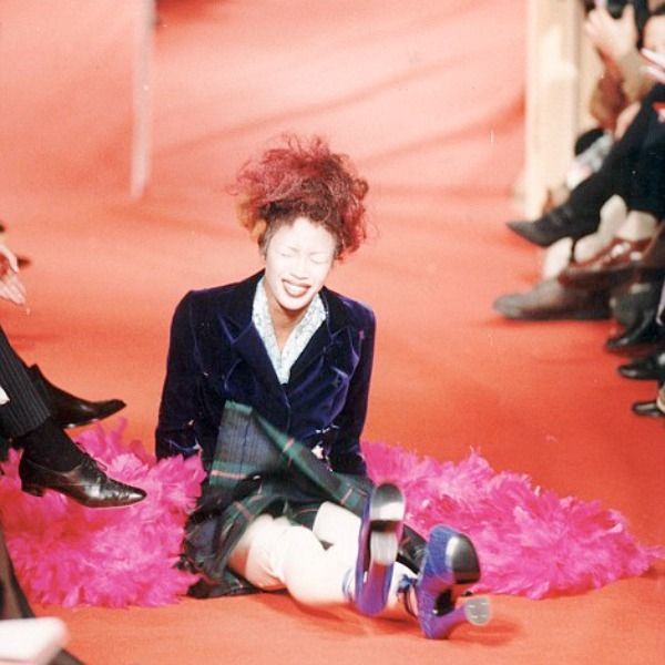 Απολαυστικές τούμπες στην πασαρέλα! Γιατί και τα μοντέλα παραπατούν