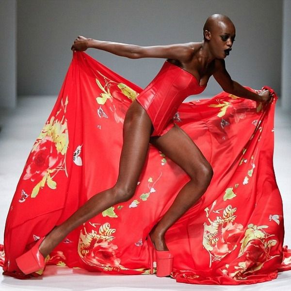 Απολαυστικές τούμπες στην πασαρέλα! Γιατί και τα μοντέλα παραπατούν