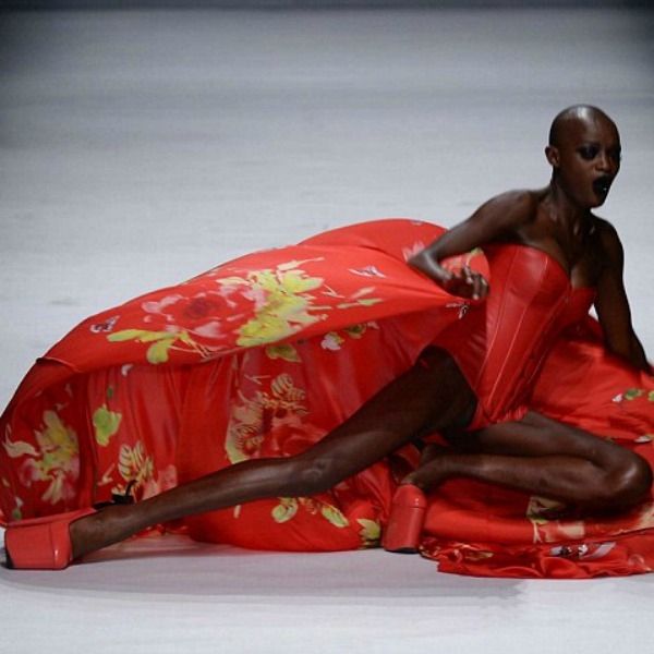 Απολαυστικές τούμπες στην πασαρέλα! Γιατί και τα μοντέλα παραπατούν