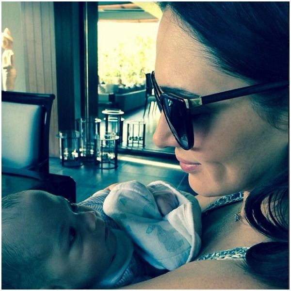 Διάσημος μπαμπάς ανέβασε φωτογραφία του μωρού και πιστεύει ότι είναι ίδιοι