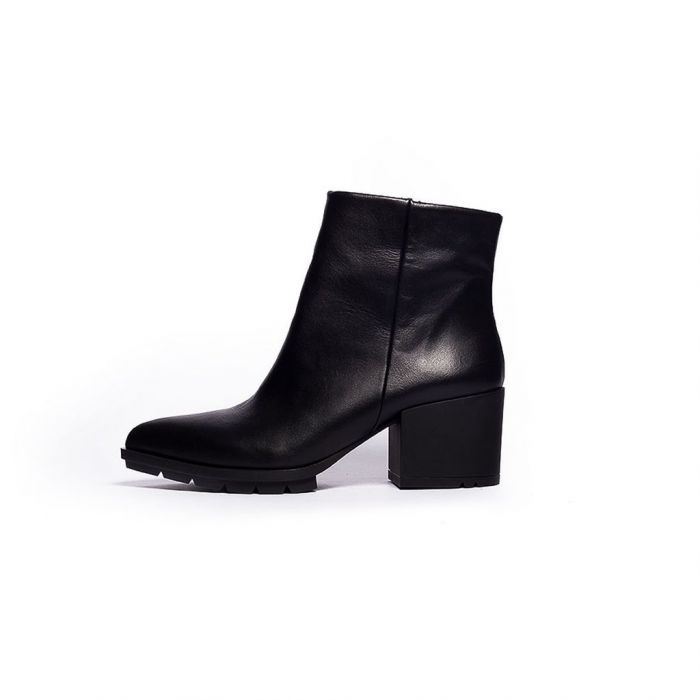 Η πανέμορφη Ελληνίδα σχεδίασε μόλις την 4η συλλογή της, παπουτσιών ..