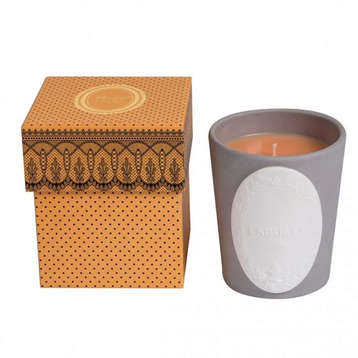 Scented Candle  της εταιρείας Laduree: Το πικάντικο άρωμα του πορτοκαλιού σε συνδυασμό με το γαρύφαλλο δημιουργούν το τέλειο άρωμα για την περίοδο των Χριστουγέννων. Θα το βρεις εδώ:www.lamaisoncouture.com 