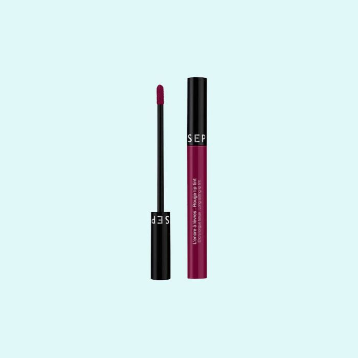 Rouge lip tint της νέας γενιάς Made In Sephora στην απόχρωση 11 Violet Tint: Με πανάλαφρη υφή, το νέο υγρό κραγιόν της Sephora μένει αναλλοίωτο στα χείλη έως και 12 ώρες.