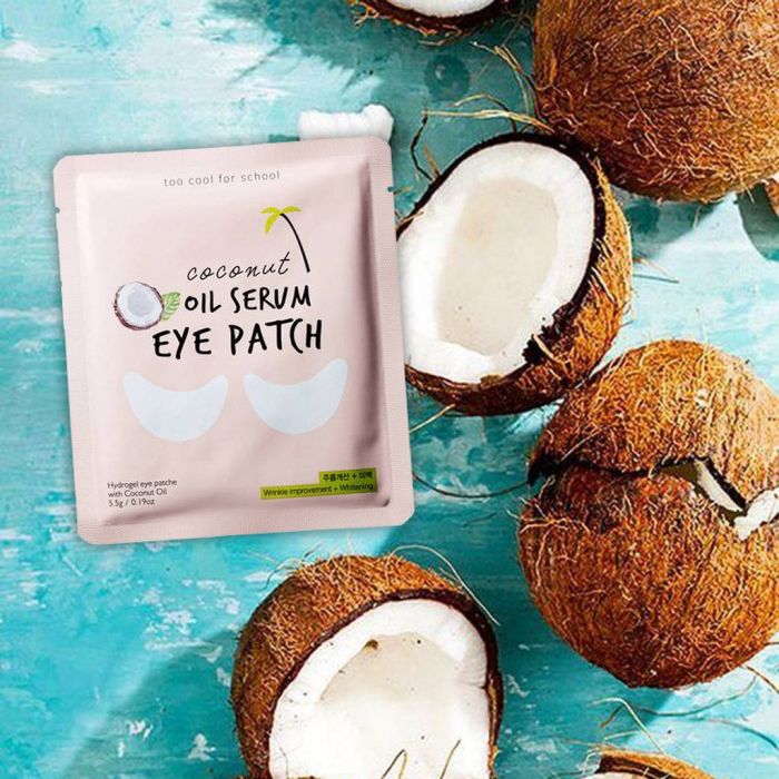 Τι θα έλεγες για δύο δροσερά eye patches με έλαιο καρύδας; Εκτός από το Coconut Milky Mist, το κορεάτικο brand έχει στη συλλογή του τα Coconut Oil Serum Eye Patch. Στην ουσία πρόκειται για μία γάζα μεγάλου μήκους που περιέχει υδροτζέλ με έλαιο καρύδας για