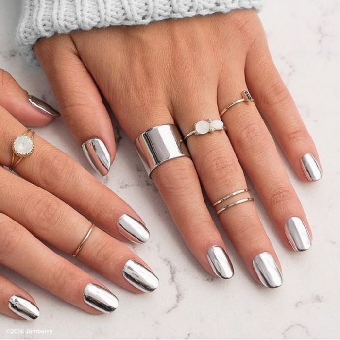 Mirror nails: Το νέο trend στα νύχια που κλέβει τις εντυπώσεις