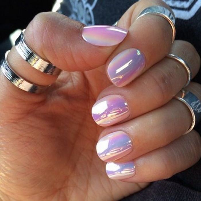 Mirror nails: Το νέο trend στα νύχια που κλέβει τις εντυπώσεις