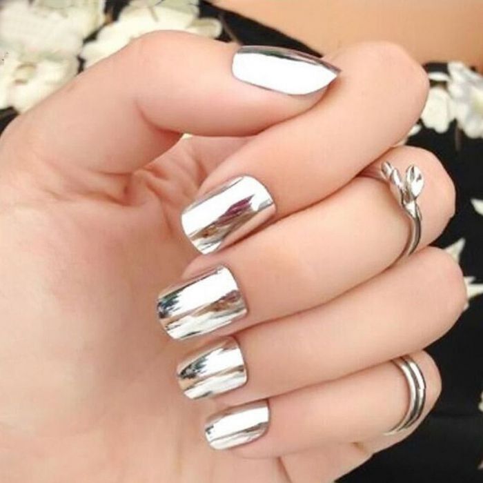 Mirror nails: Το νέο trend στα νύχια που κλέβει τις εντυπώσεις