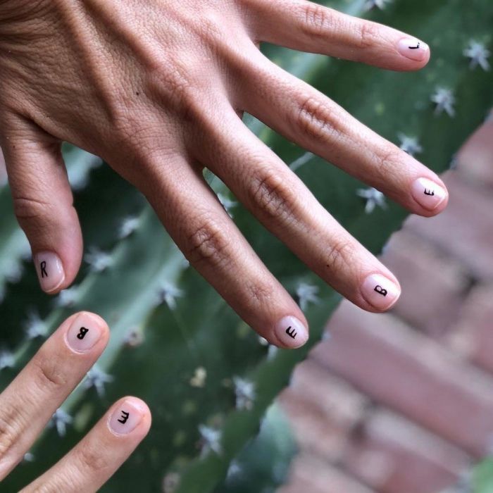 20 τέλεια minimal nail art που μπορείς να κάνεις στο σχολείο