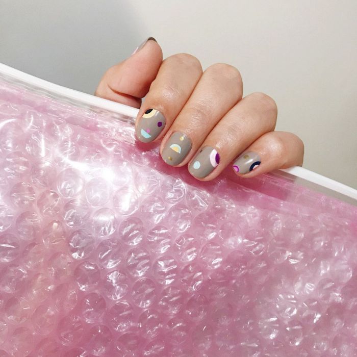 To Color Blocking στα νύχια δεν θα φύγει ποτέ από τη μόδα και έχουμε τις αποδείξεις