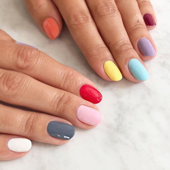 To Color Blocking στα νύχια δεν θα φύγει ποτέ από τη μόδα και έχουμε τις αποδείξεις
