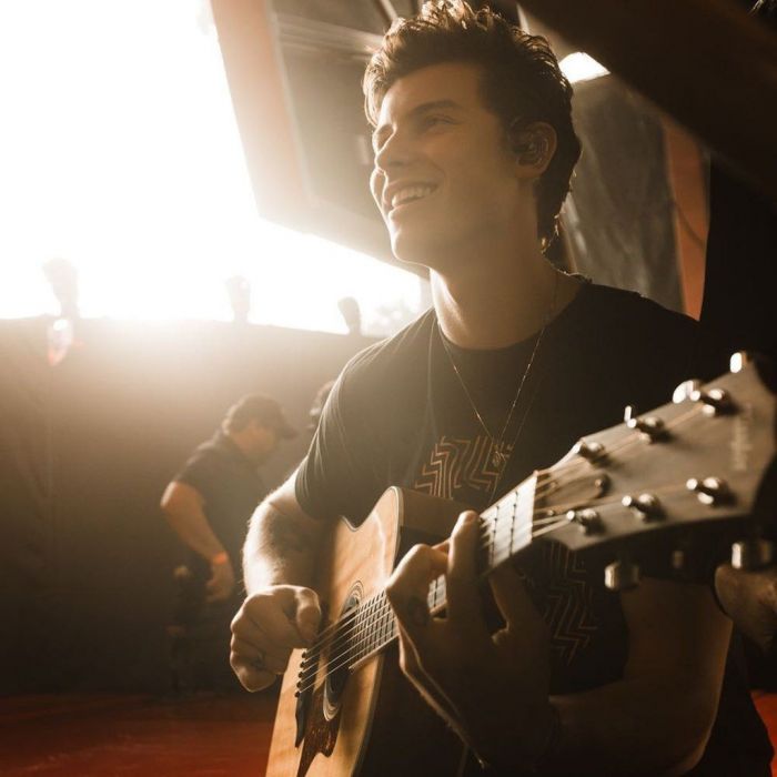 Γνωστός τραγουδιστής ανέβηκε στην σκηνή γεμάτος μώλωπες