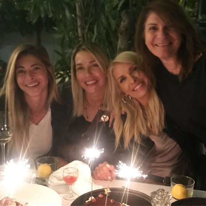 Σπάνιες φωτογραφίες της Μενεγάκη αγκαλιά με τις φίλες της και το Μάκη στο Instagram