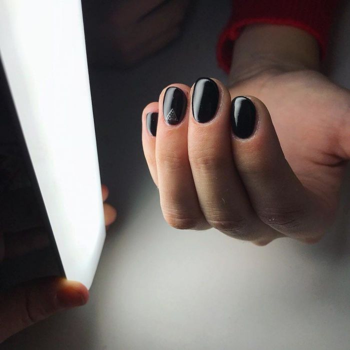 #BlackNails! 10 μαύρα μανικιούρ ασορτί με το mood της Κυριακής 