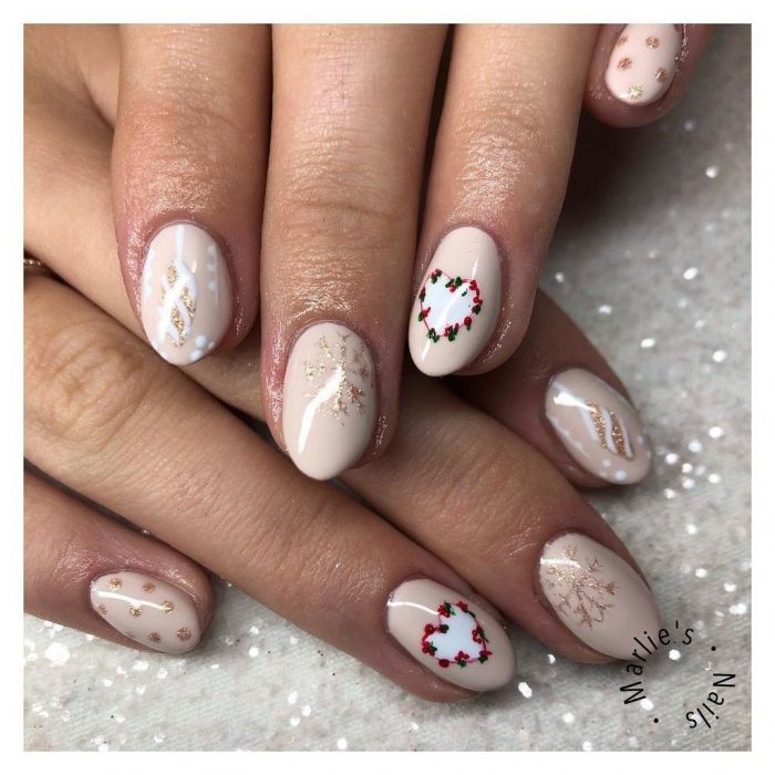 Χριστουγεννιάτικα σχέδια σε nude αποχρώσεις! 
Πηγή φωτογραφίας Instagram username: @marliesnails_