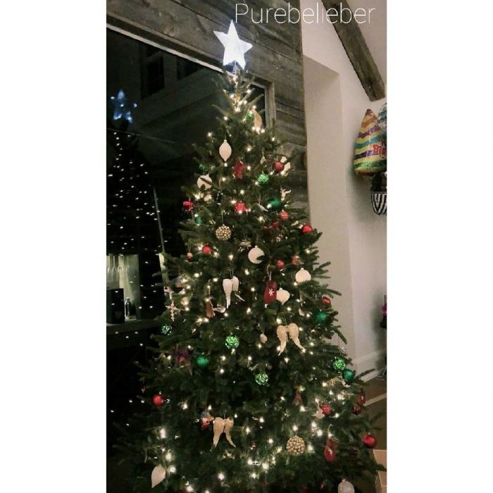 Υπάρχει μια συγκινητική λεπτομέρεια στα φετινά Χριστούγεννα του Justin Bieber 