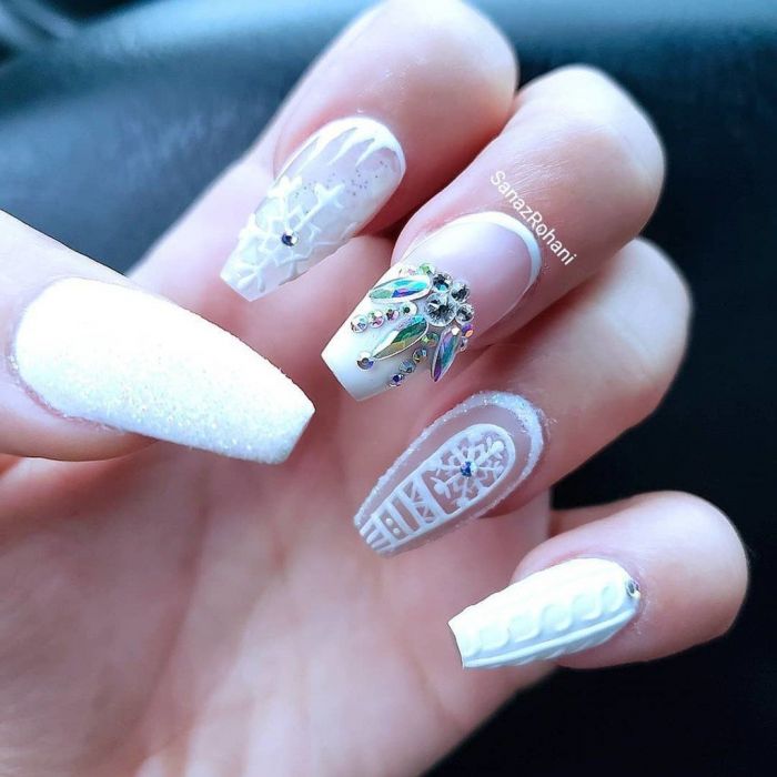 Χριστουγεννιάτικα σχέδια σε nude αποχρώσεις! 
Πηγή φωτογραφίας Instagram username: @sanazrohaninailtech 