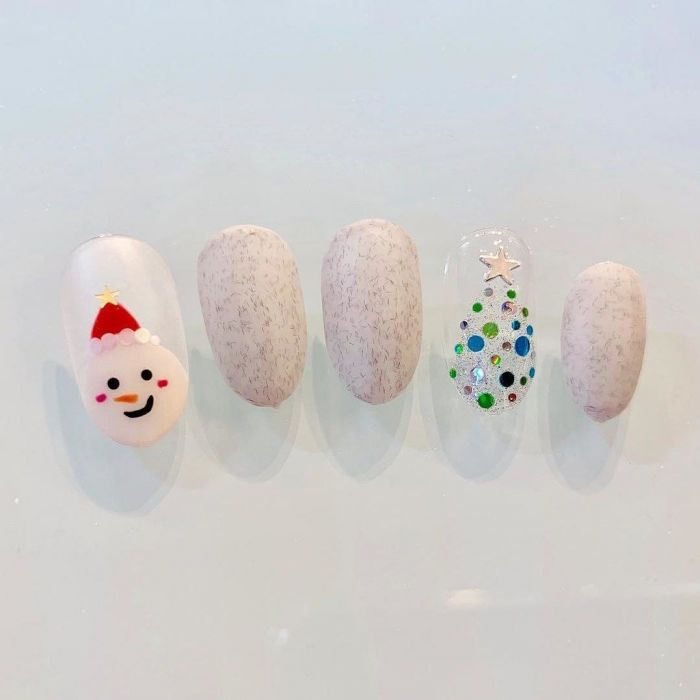 Χριστουγεννιάτικα σχέδια σε nude αποχρώσεις! 
Πηγή φωτογραφίας Instagram username:@schan_nail