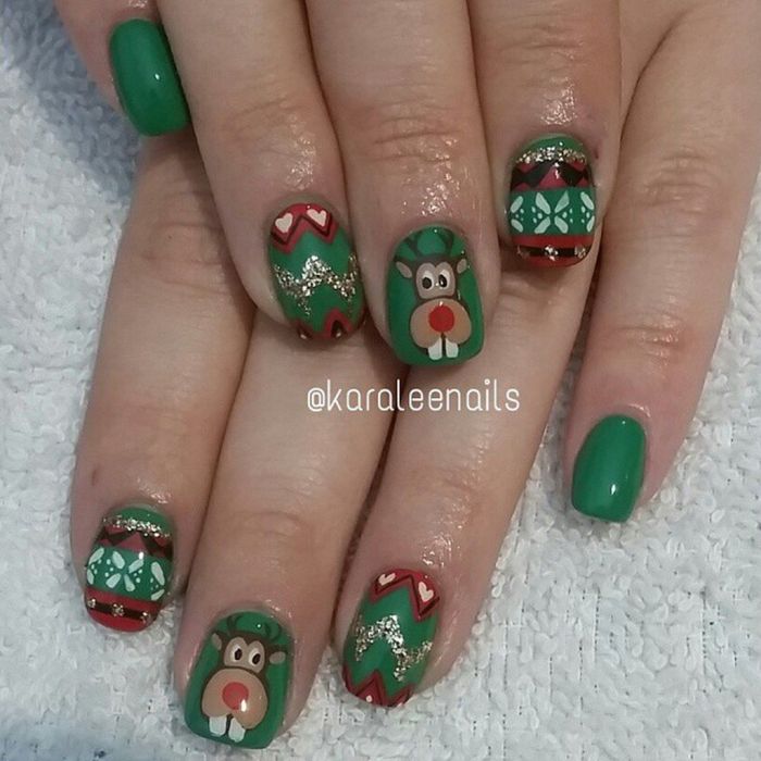 Τα #UglySweaterNails είναι εδώ για να κάνουν τα Χριστούγεννά σου τόσο κιτς όσο πρέπει