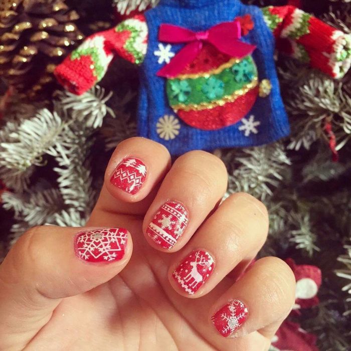 Τα #UglySweaterNails είναι εδώ για να κάνουν τα Χριστούγεννά σου τόσο κιτς όσο πρέπει