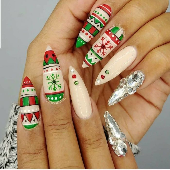 Τα #UglySweaterNails είναι εδώ για να κάνουν τα Χριστούγεννά σου τόσο κιτς όσο πρέπει