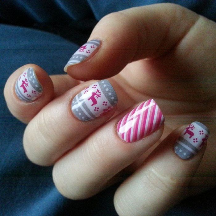 Τα #UglySweaterNails είναι εδώ για να κάνουν τα Χριστούγεννά σου τόσο κιτς όσο πρέπει