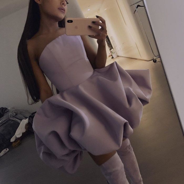 Η Αriana Grande πήρε τον τίτλο της «Γυναίκας της Χρονιάς» και λύγισε επί σκηνής (video)