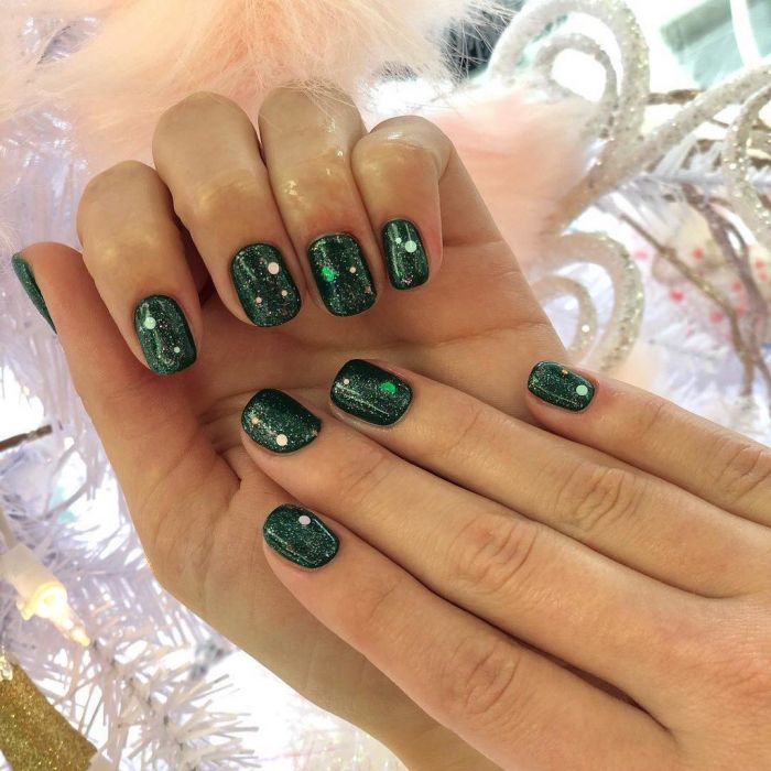 Αυτά τα Χριστούγεννα άσε το κόκκινο βερνίκι και πιάσε το πράσινο…