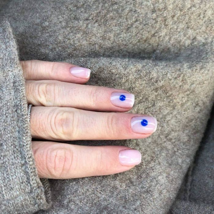 Σχεδόν γυμνά νύχια με μία μόλις βούλα... minimal perfection