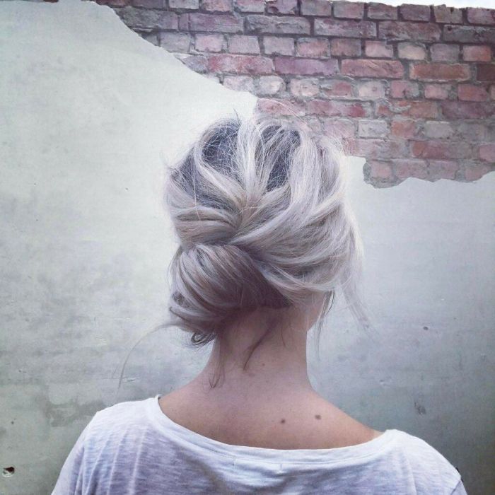 Throwback Thursday! Ο κότσος μπανάνα έγινε πιο μοντέρνος και είναι και πάλι τάση!