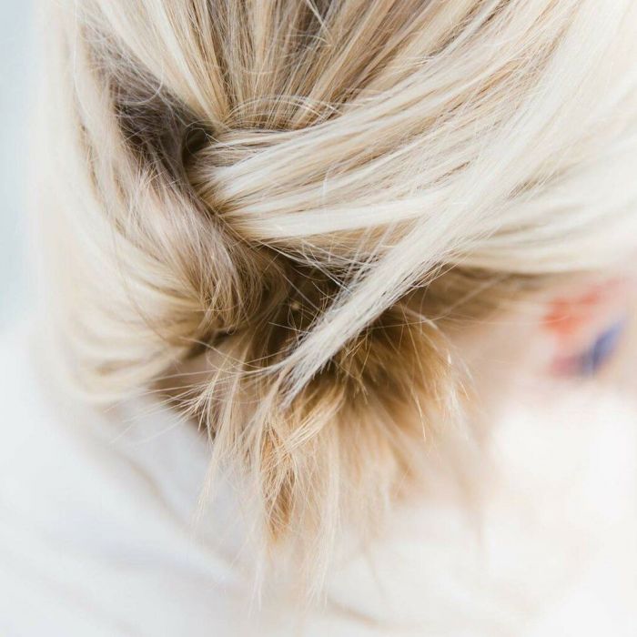 Throwback Thursday! Ο κότσος μπανάνα έγινε πιο μοντέρνος και είναι και πάλι τάση!