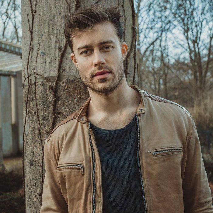 Joel Cederberg: Ανακρίνουμε τον κούκλο πρωταγωνιστή της ταινίας «Περιμένοντας τη Νονά»