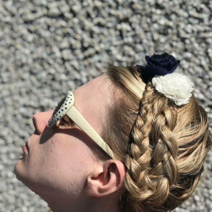 H κοτσίδα στεφάνι είναι το τέλειο χτένισμα για το ΣΚ για πολλούς λόγους