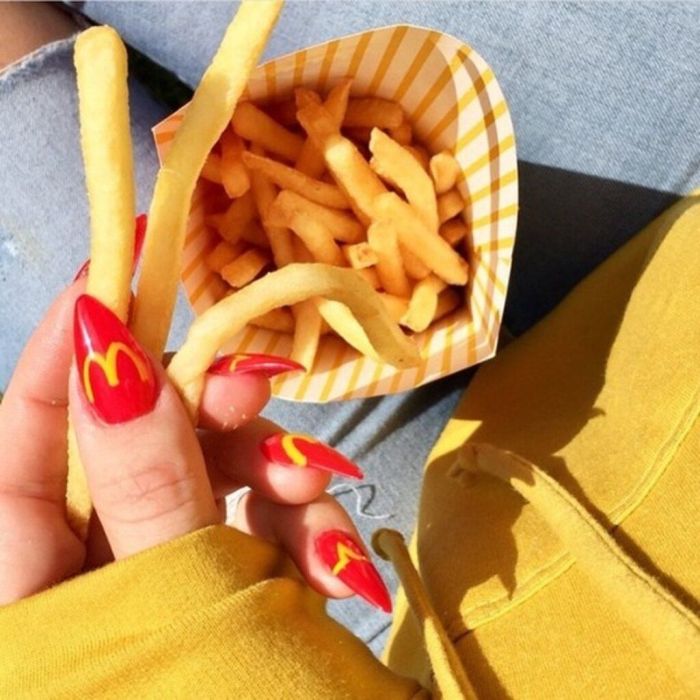 FryYay! Είναι απόγευμα Παρασκευής και λαχταρήσαμε λίγο junk food…