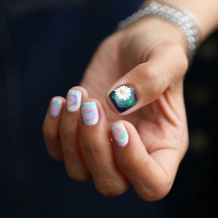 To tie dye trend πέρασε και στο μανικιούρ και δεν ξέρουμε πως να νιώσουμε…