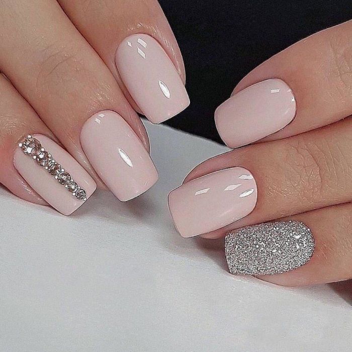 Πώς να τοποθετήσεις μόνη σου στρας στα νύχια 