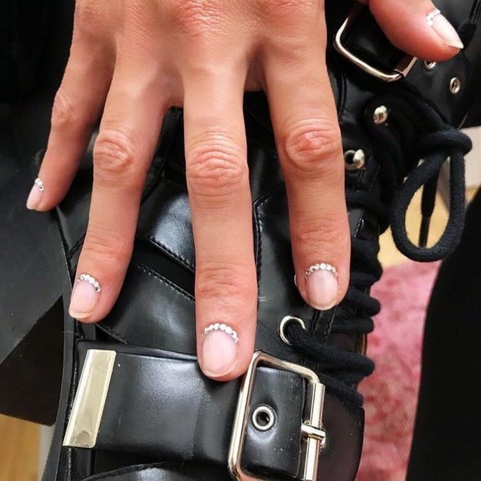 Πώς να τοποθετήσεις μόνη σου στρας στα νύχια 