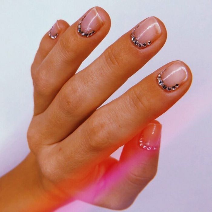 Πώς να τοποθετήσεις μόνη σου στρας στα νύχια 