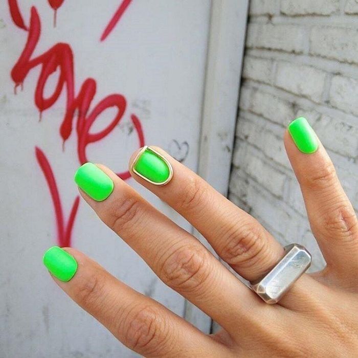 Τα #NeonNails είναι κιτς αλλά εμείς βρήκαμε 15 που είναι oh so chic!