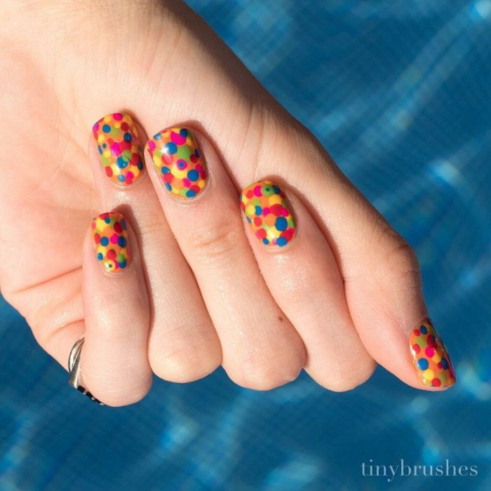 Τα #NeonNails είναι κιτς αλλά εμείς βρήκαμε 15 που είναι oh so chic!