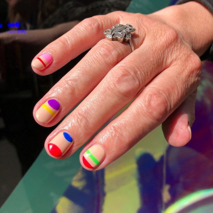 Τα #NeonNails είναι κιτς αλλά εμείς βρήκαμε 15 που είναι oh so chic!