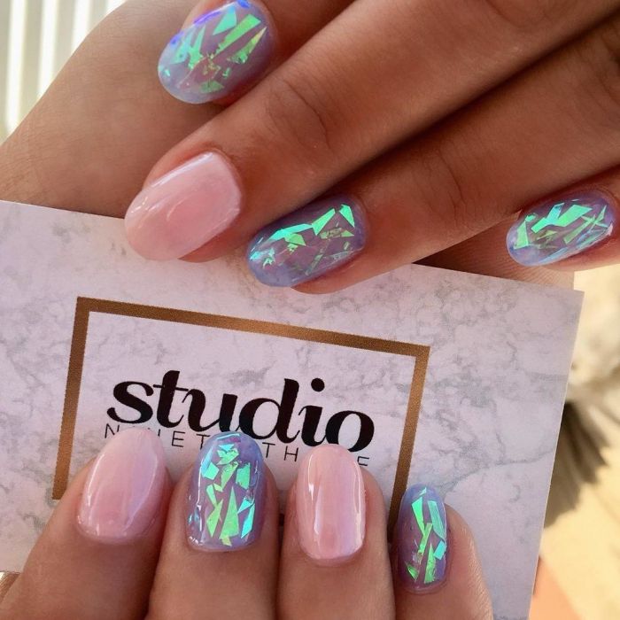 «Glass Nails»: Η νέα μόδα στα νύχια που θα δεις παντού το καλοκαίρι