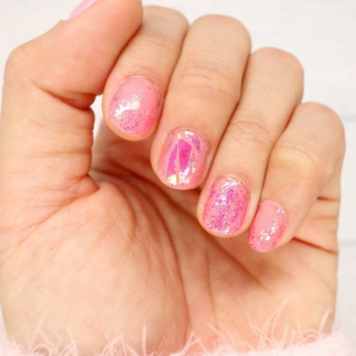 «Glass Nails»: Η νέα μόδα στα νύχια που θα δεις παντού το καλοκαίρι