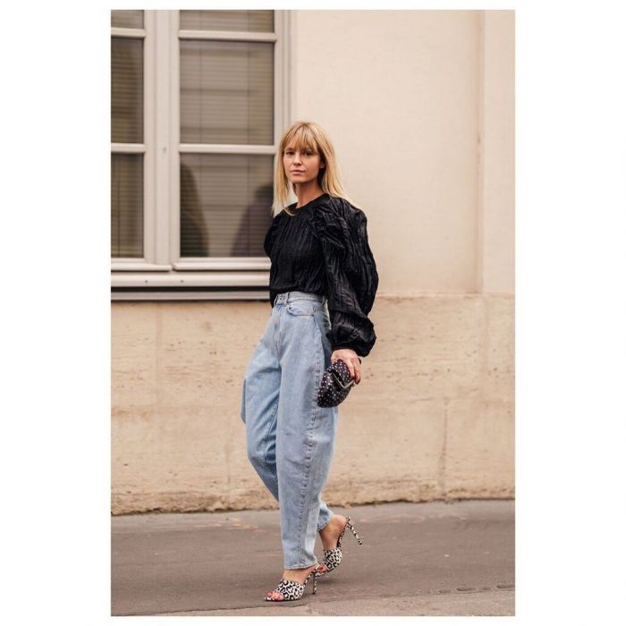 Συνδύασε το top σου με φουσκωτά μανίκια με ένα πιο street κομμάτι, όπως είναι ένα ψηλόμεσο denim παντελόνι, για να το κάνεις πιο «πρωινό» και casual.