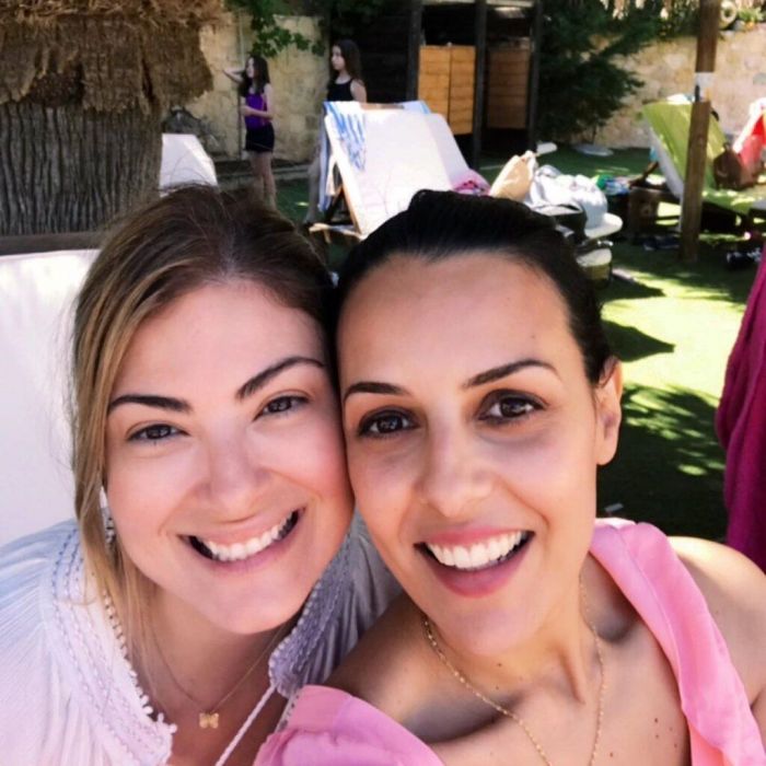 Η Όλγα Λαφαζάνη αγκαλιά με την διευθύντρια του Queen, Δέσποινα Καμπούρη