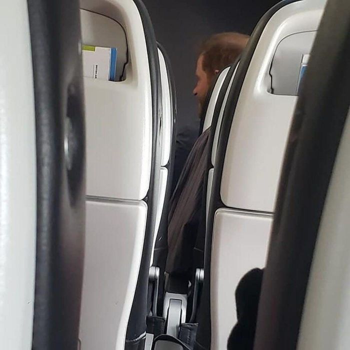 «Κοιτάζω και βλέπω κάποιον που μοιάζει πολύ στον πρίγκιπα Harry. Και φοράει βέρα και δείχνει αρκετά κουρασμένος. Ένας τύπος δίπλα του μοιάζει με σωματοφύλακα και με κοιτάζει που παρακολουθώ. Ξαφνικά ο εγκέφαλός μου ξυπνάει και συνειδητοποιώ πως πρόκειται 