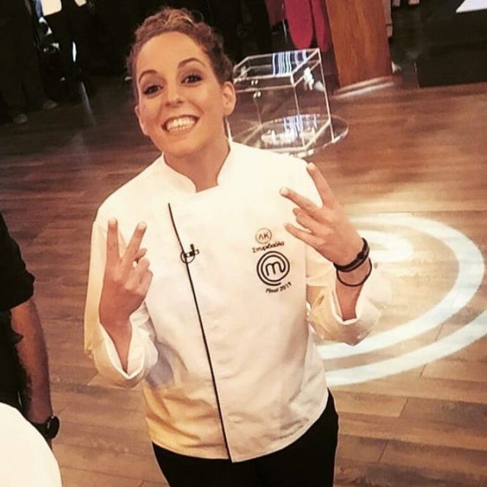 Η 25χρονη σεφ μίλησε αρχικά για τις φήμες σχετικά με το αν η παραγωγή προωθούσε τον Μανώλη. Απέφυγε να πάρει θέση λέγοντας ότι προφανώς σε τέτοιες εκπομπές παίζει μεγάλο ρόλο και ο χαρακτήρας.