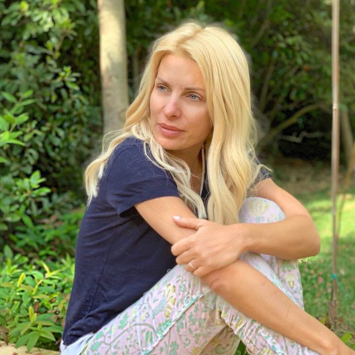 Κι εδώ ποζάρει αμακιγιάριστη προτού πάει στη δουλειά της